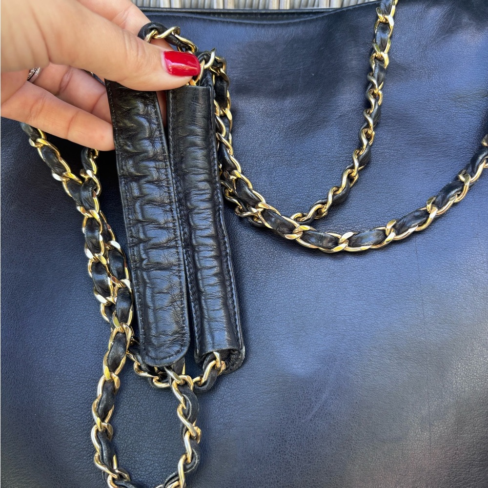 Authentic CHANEL vintage black lambskin leather shopping tote - Picture 9 of 16